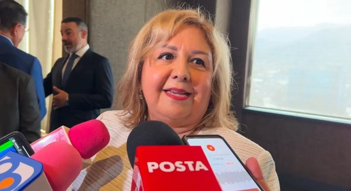 La presidenta del Colegio de Abogados de Monterrey, Irma Evangelina Oliva Garza, hablando sobre la reunión y los retos que enfrentarán los migrantes Foto: Armando Galicia