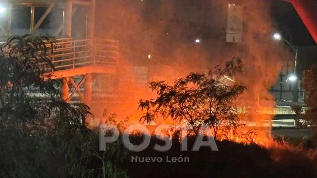 VIDEO | Fuerte incendio en el río Santa Catarina moviliza a rescatistas