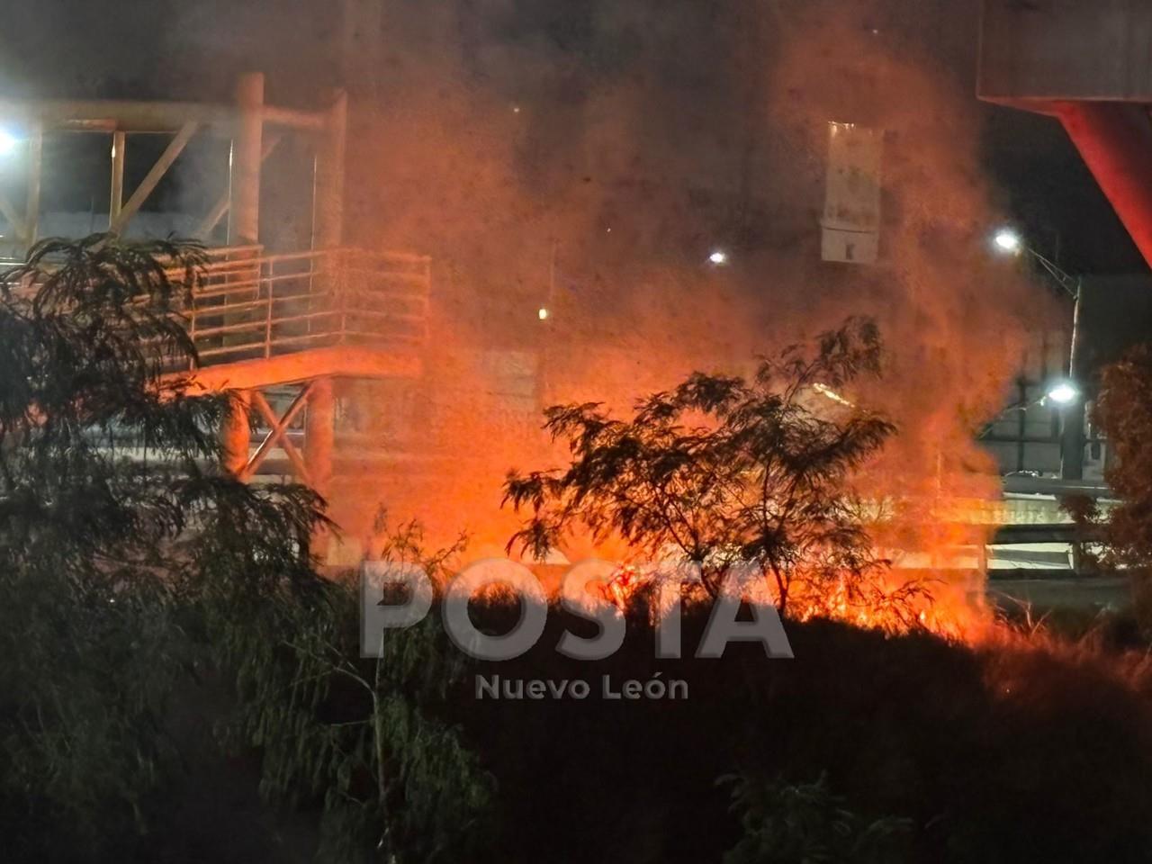 Llamas del incendio en el río Santa Catarina que se veía a la distancia. Foto: POSTA MX.