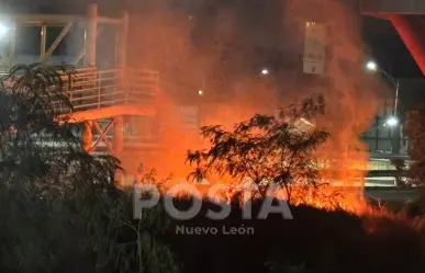 VIDEO | Fuerte incendio en el río Santa Catarina moviliza a rescatistas