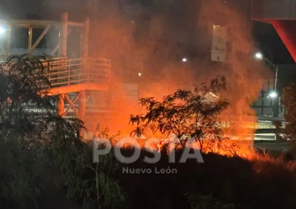 VIDEO | Fuerte incendio en el río Santa Catarina moviliza a rescatistas