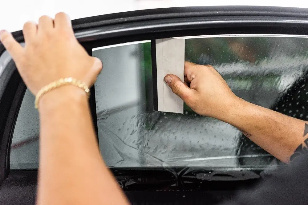 Personal polarizando ventana de coche. Foto: Redes Sociales