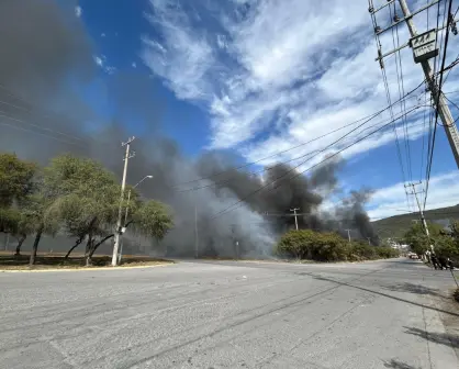 Incendio moviliza a cuerpos de auxilio en Monterrey