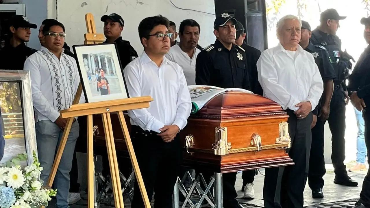 Rinden homenaje a los tres policías caídos en Malinalco tras ataque armado. Foto: @ohernandezb