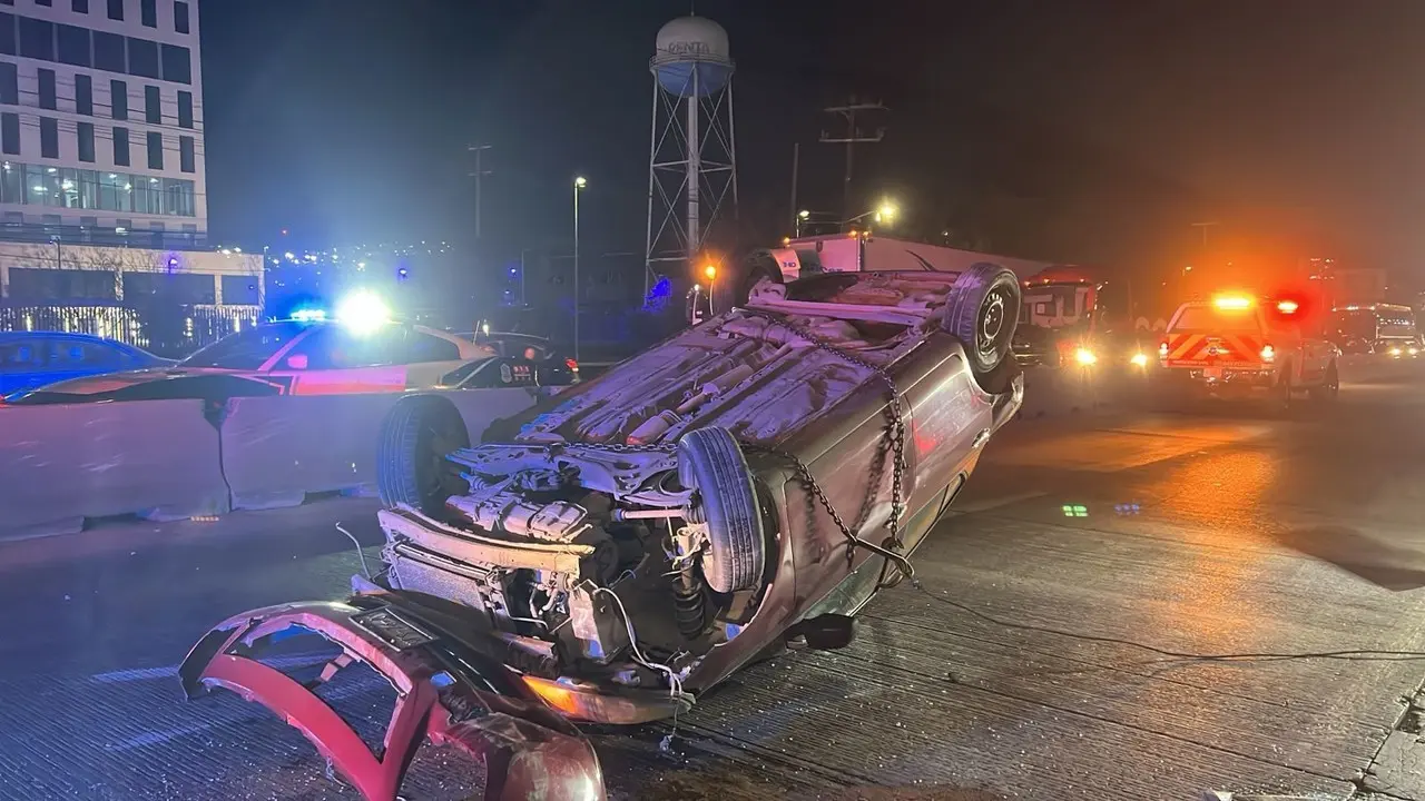 Vehículo volcado en San Pedro. Foto: Protección Civil de Nuevo León