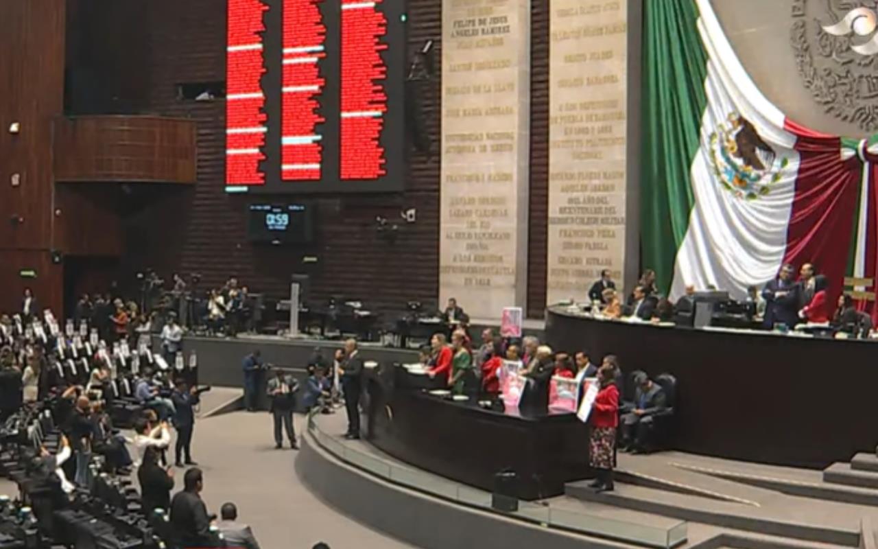 El inicio de Sesiones Ordinarias se tiñó de protestas: “¡Fuera Rocha!” vs. “¡Gobernador!” en medio de la crisis de seguridad en Sinaloa. Foto: Captura