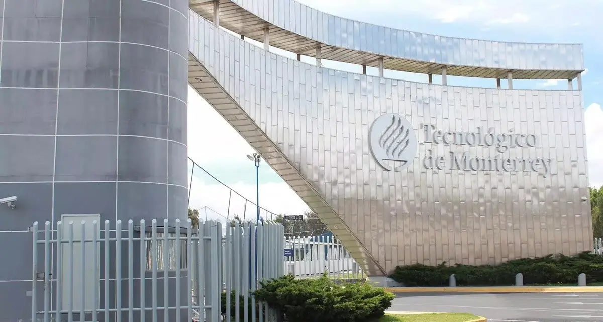 Instalación de la fachada exterior del Tec de Monterrey Foto: facebook del tecnológico de Monterrey