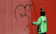 Brigadas Aquí andamos en Saltillo limpian grafitis de las calles