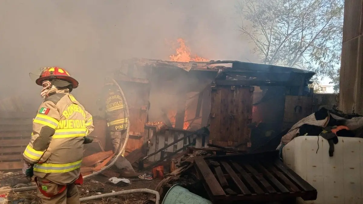 Incendio consume tejaban en la colonia Moderna de Monterrey