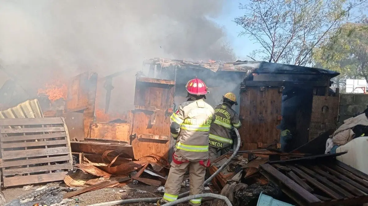 Incendio consume tejaban en la colonia Moderna de Monterrey