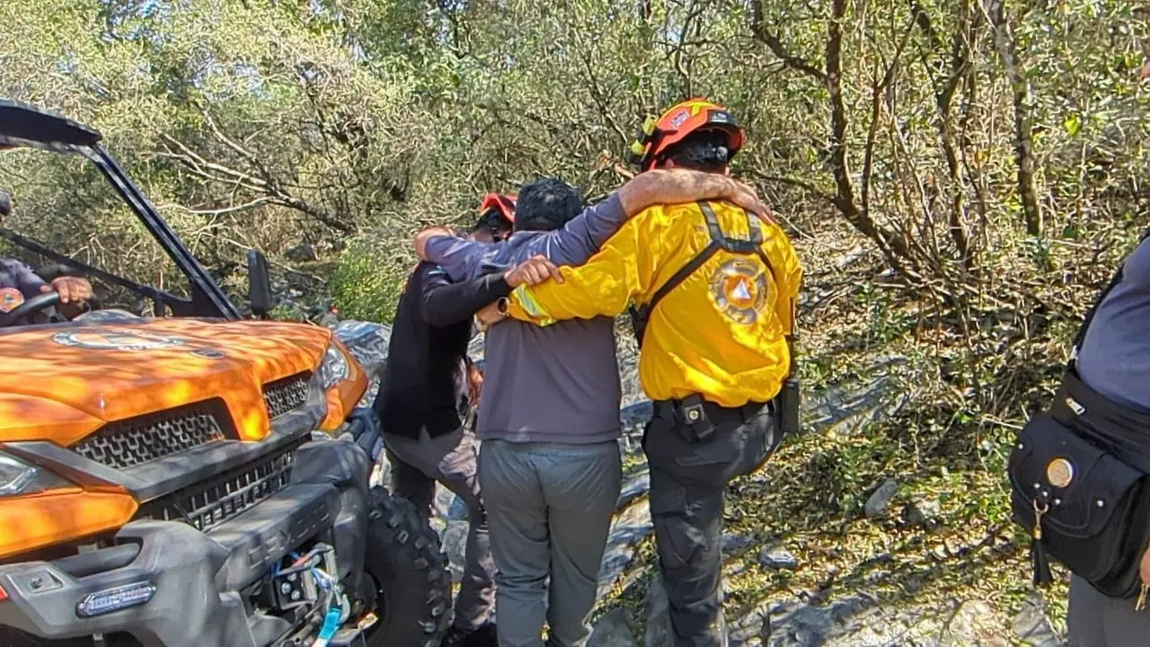 Rescatan a hombre tras caída en el Cerro de la Silla por golpe de calor