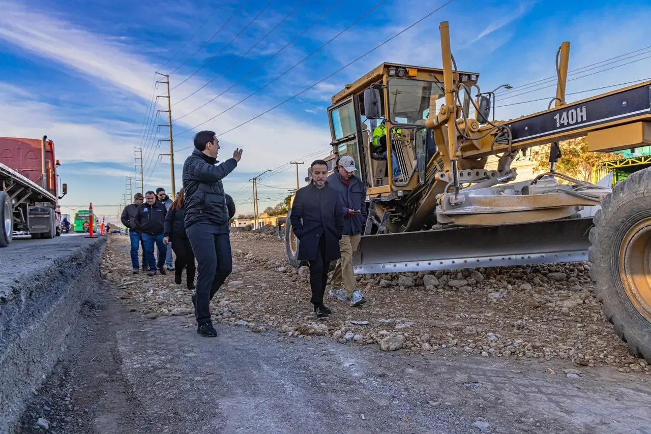 El alcalde informó sobre la ampliación de la carretera Apodaca - Agua Fría, una obra que sigue en marcha con el objetivo de mejorar el flujo vehicular en esta importante vía. Foto: Gobierno de Apodaca.