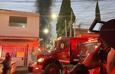 Arde bodega de autos y llantas en Tláhuac, se desconoce que originó el fuego