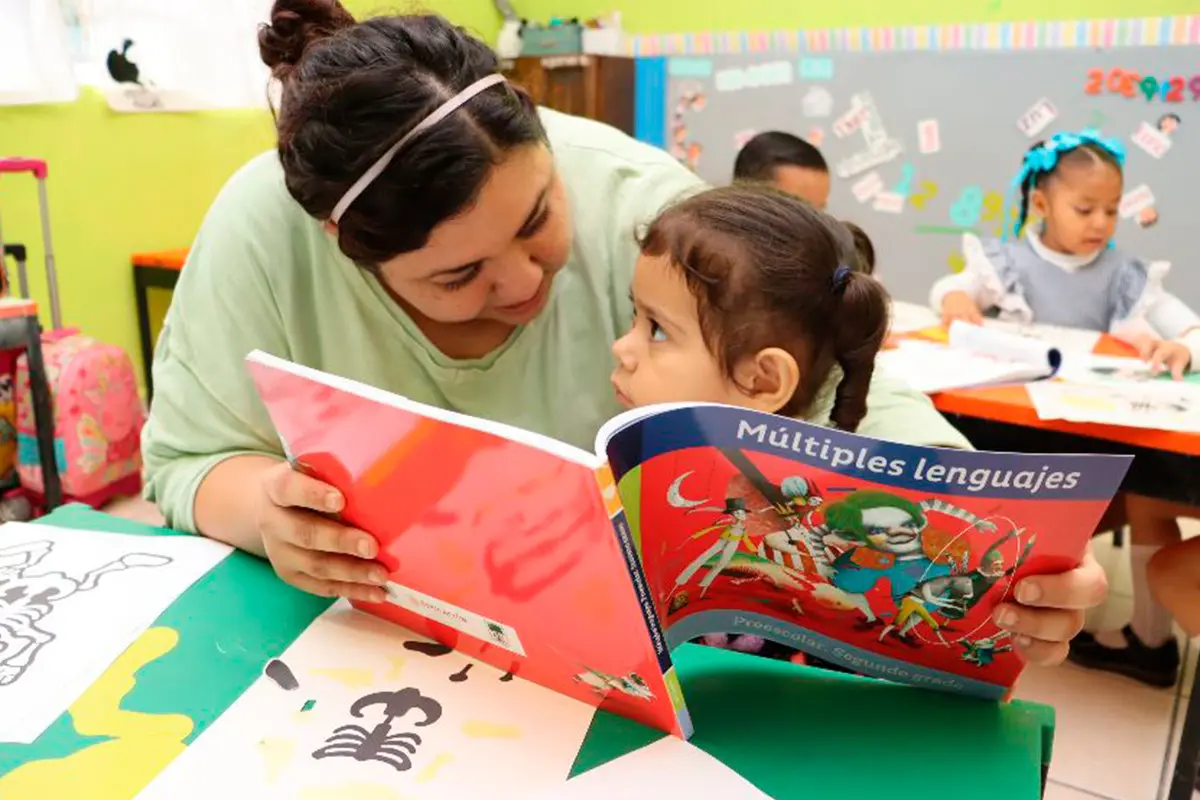 A apuntar a los niños y niñas a la escuela. Foto: SEP BCS.