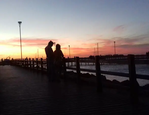 Atardecer en el muelle del Malecón de La Paz. Foto: Modesto Peralta Delgado.