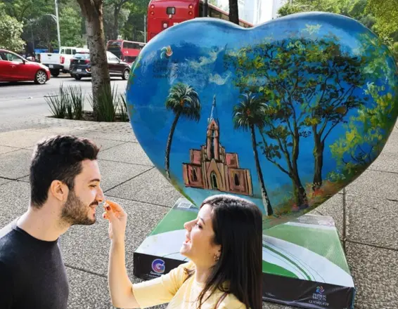 Pareja comiendo dulces y corazón en av Reforma. Foto: Cd Secreta y Freepik editada en Canva