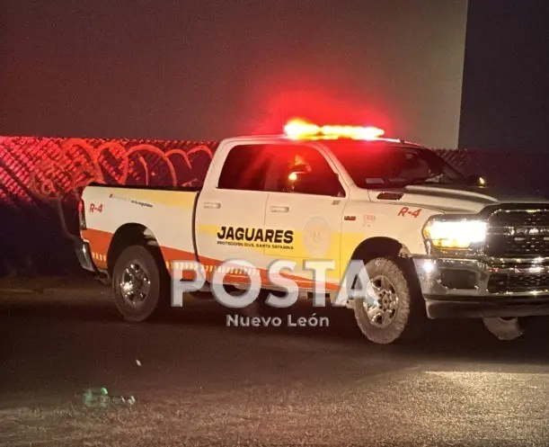 Jaguares de Protección Civil de Santa Catarina en el lugar donde se encontró la toma clandestina para robo de combustible. Foto: POSTA MX.