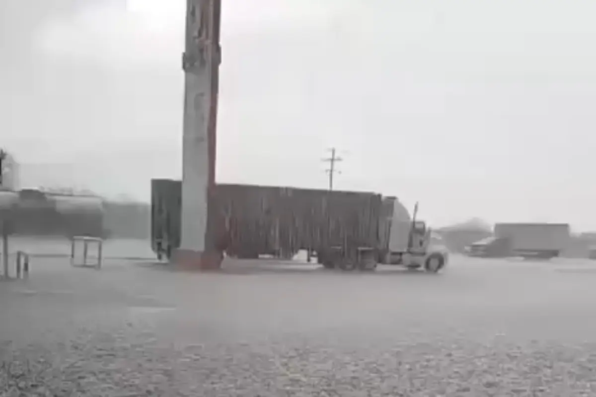 Tráiler en avenida y la lluvia. Foto: Protección Civil Nuevo León