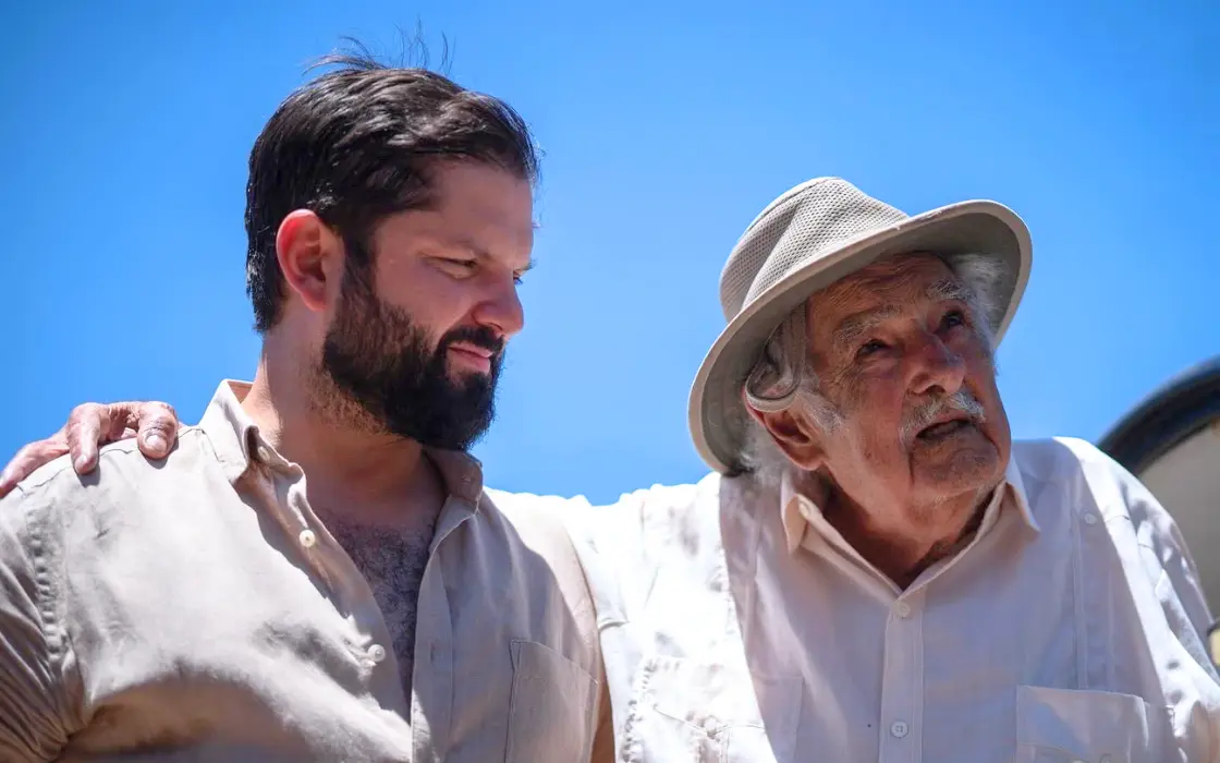 El expresidente uruguayo José Mujica recibió a Gabriel Boric y destacó su enfoque en el humanismo y el deseo de crear un futuro más solidario y menos egoísta. Foto: X @Presidencia_cl