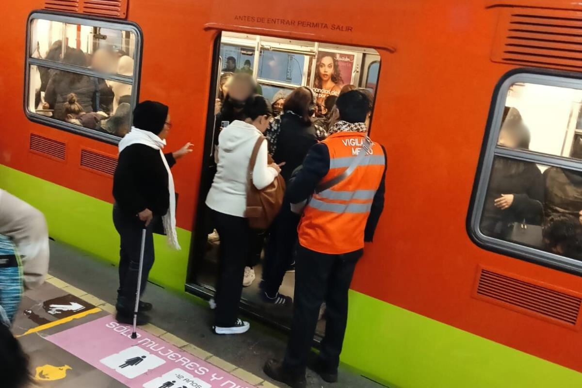 Vagón de mujeres del Metro, presentando alta afluencia de personas.    Foto: X (@MetroCDMX)