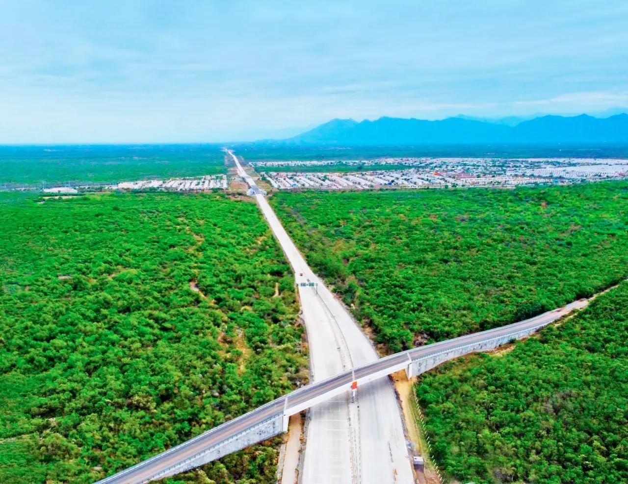 Vista aérea del Nuevo Periférico en Nuevo León y que ha contribuido al crecimiento industrial y regional. Foto: Gobierno de Nuevo León.