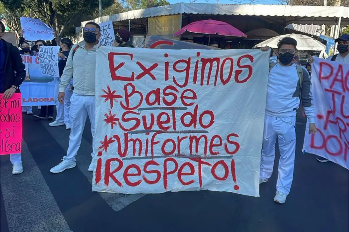 Trabajadores de la salud que se manifiestan sosteniendo una pancarta.    Foto: Ramón Ramírez