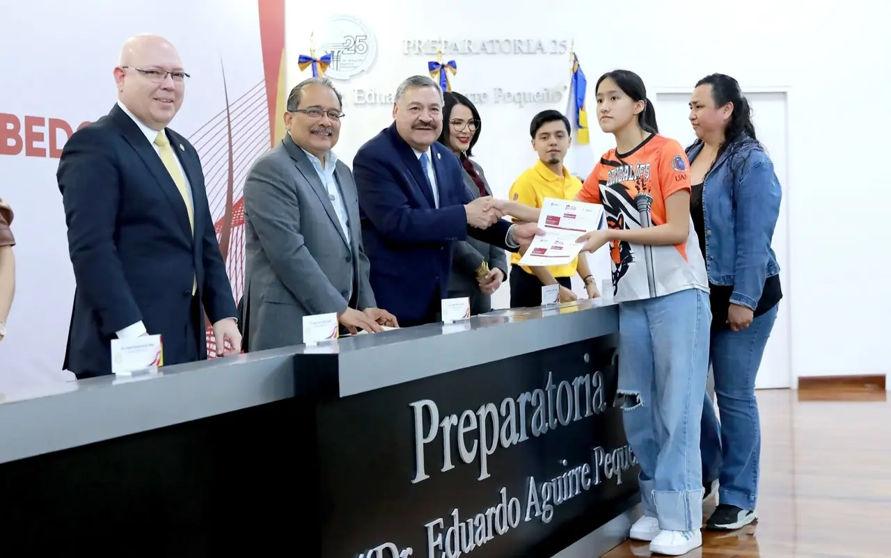 El acto de entrega de becas contó con la participación de importantes autoridades académicas y municipales, incluyendo al Rector de la UANL, Santos Guzmán López. Foto: UANL.