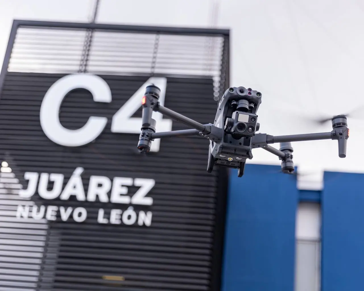 Durante la ceremonia de entrega, el Capitán Mauricio Ferreira de la empresa DJI Enterprise realizó una demostración del funcionamiento del dron. Foto: Gobierno de Juárez.