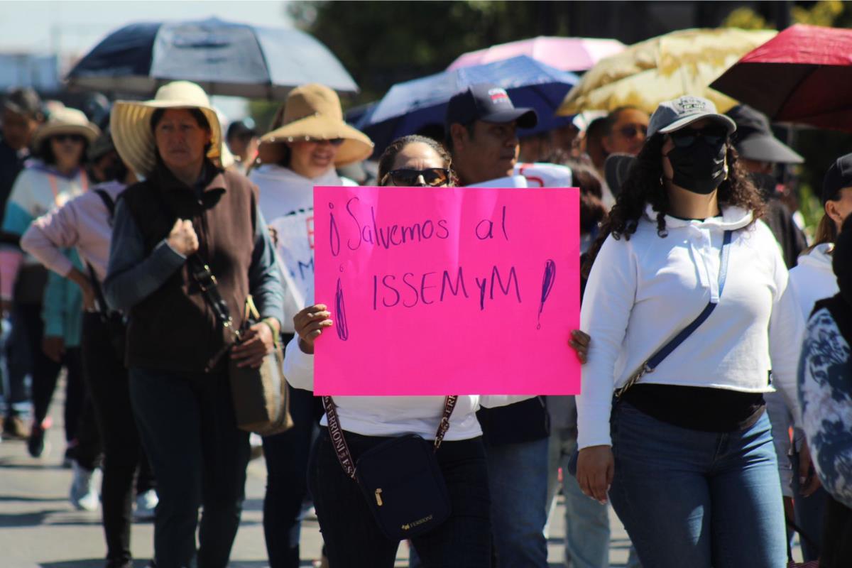 Derechohabientes del ISSEMyM salieron a protestar frente al palacio de gobierno estatal en Toluca. Foto: Posta.