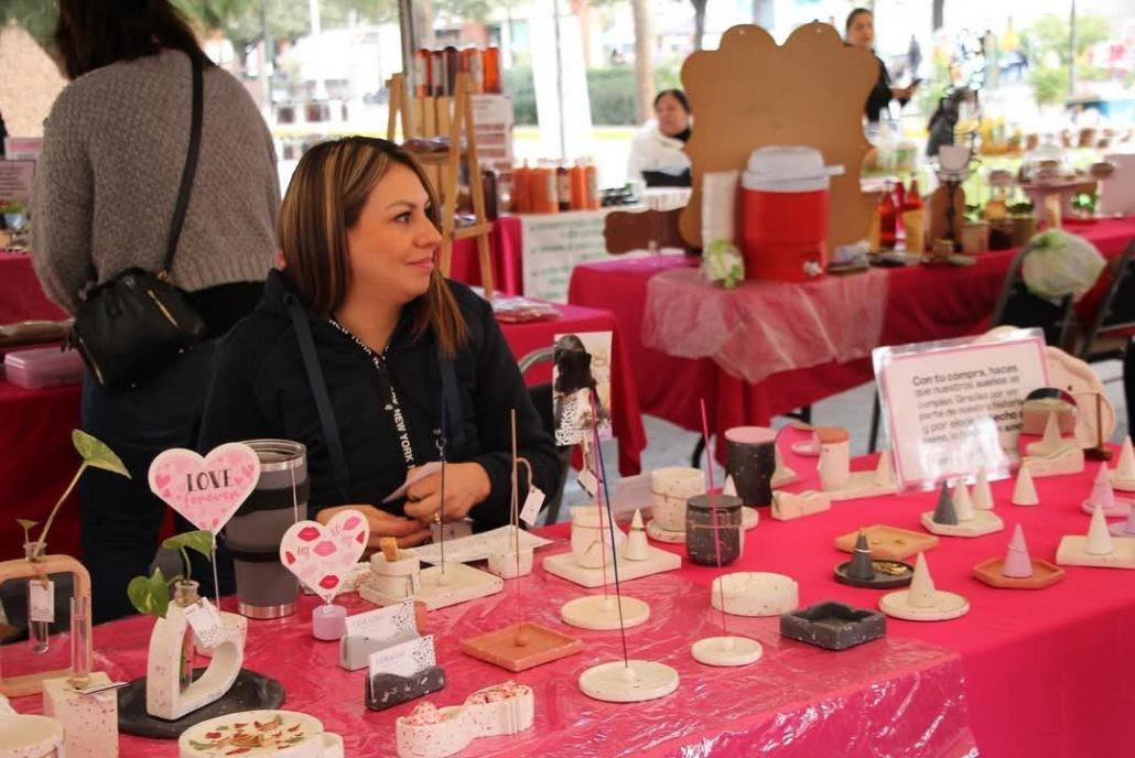 Las mujeres pueden vender sus productos en el Paseo Colón. (Fotografía: Gobierno de Torreón)