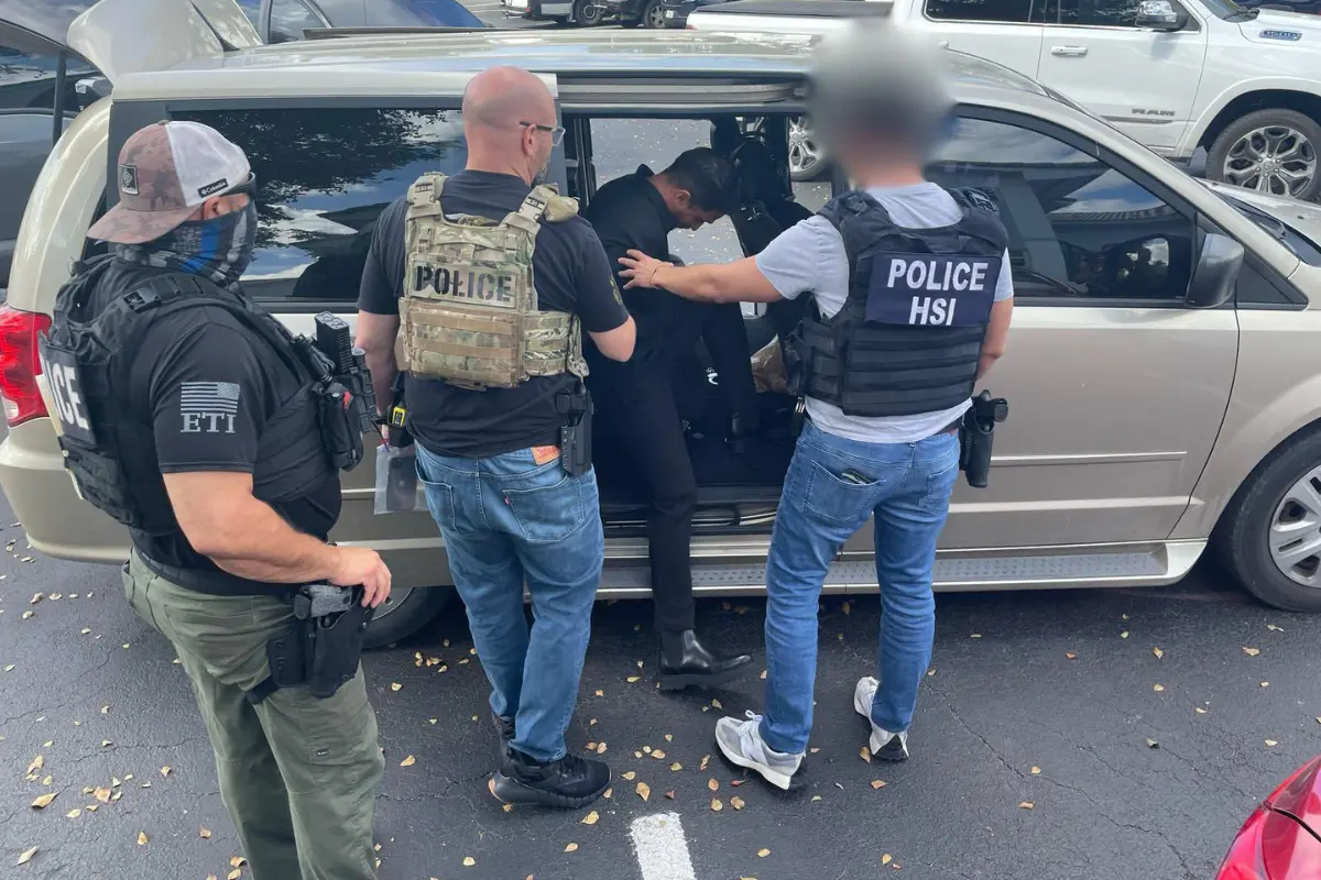 Tienes el derecho a no entregar ningún documento antes de hablar con un abogado. Créditos: X (@HSI_Miami).