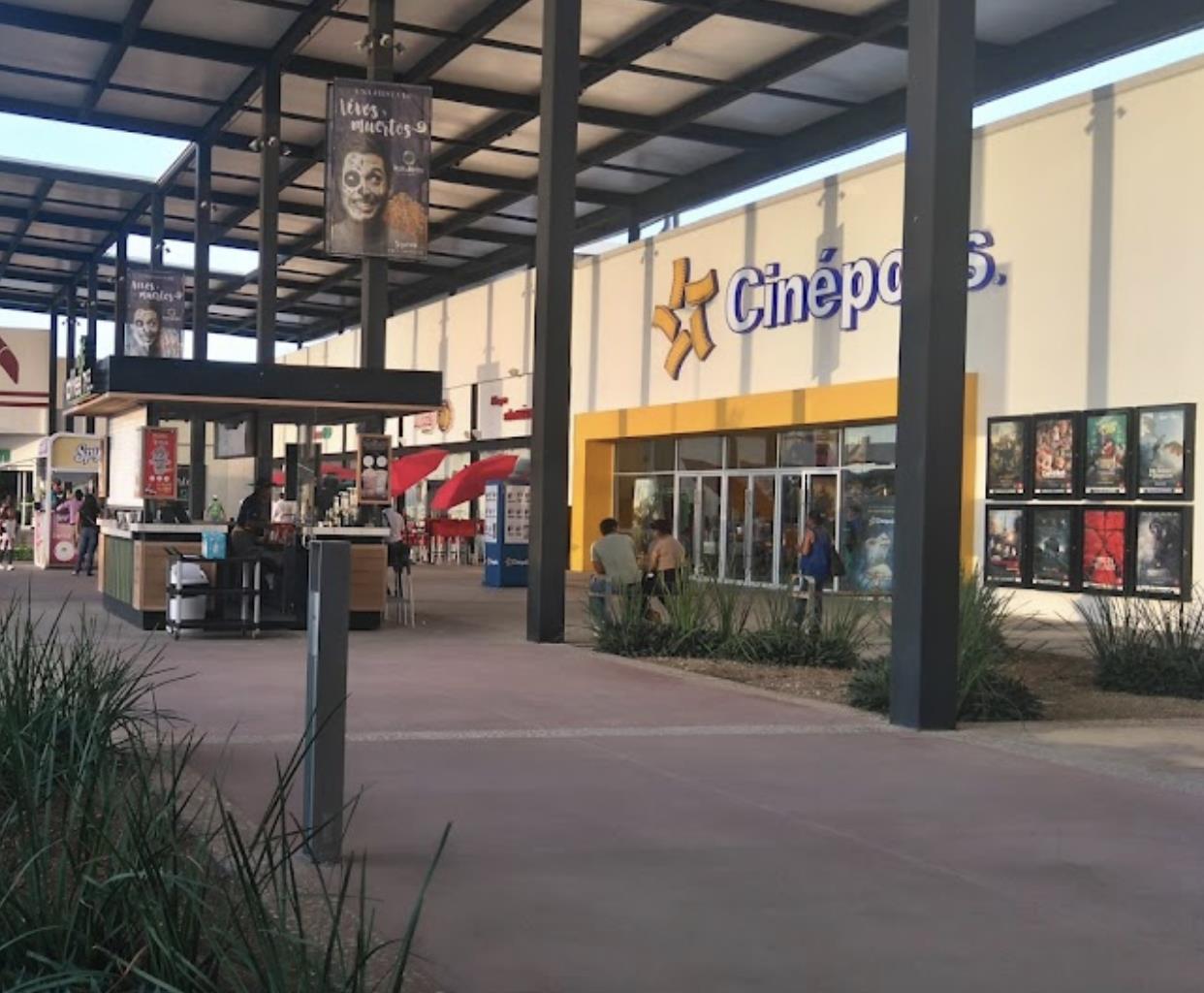 Usuarios de las salas de Cinépolis Plaza Kukulcán fueron desalojados del complejo debido a la presencia de humo.- Fuente Annel Argüelles Rejón