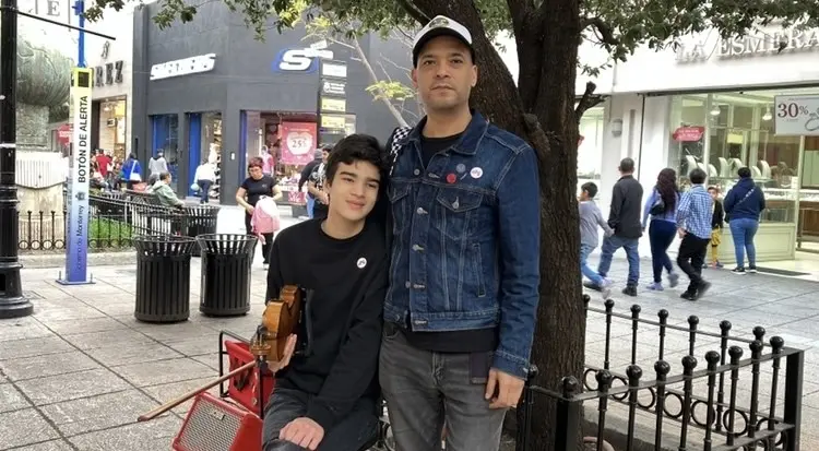 Luis Vázquez, papá de Huillo, ha sido su principal apoyo para su desarrollo en la música. Fotos. Arturo González.