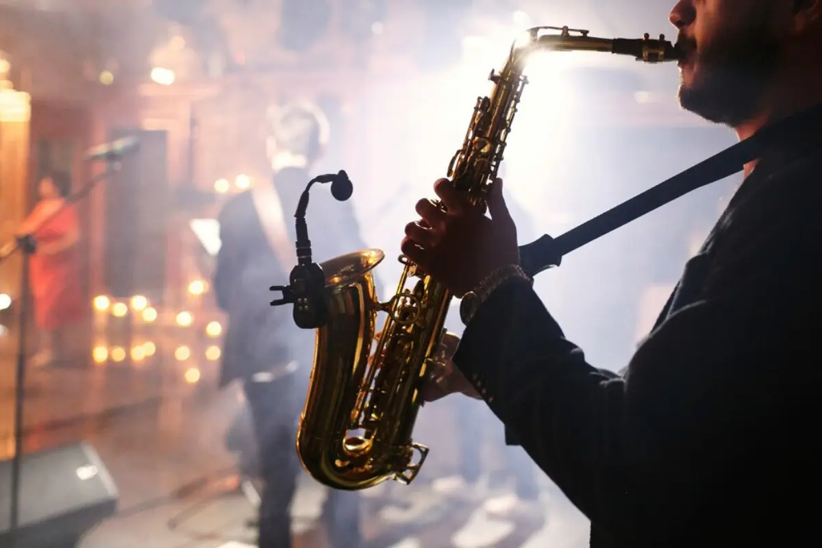 Persona tocando un Saxofón en un concierto de Jazz.    Foto: Freepik