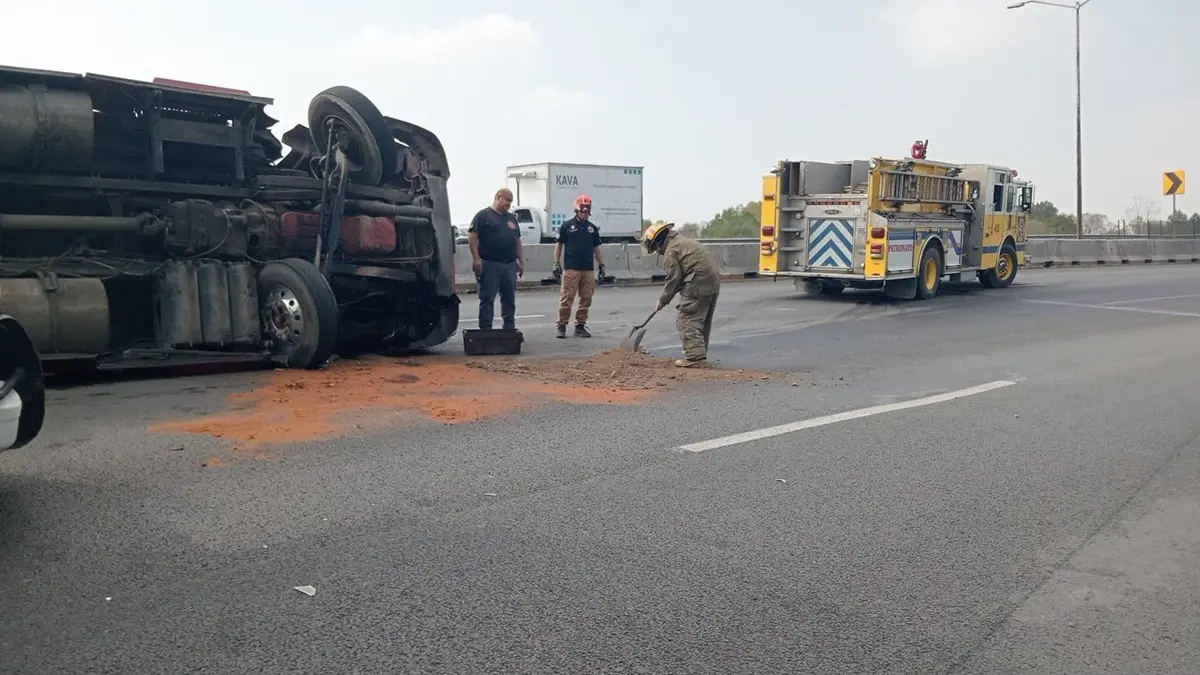 Tráiler volcado sobre Blvd. Miguel de la Madrid y Av. Siete Colinas Foto: Protección Civil Nuevo León