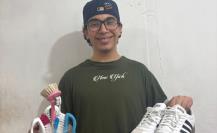 Joven emprende lavado de tenis para apoyar en el pago de sus estudios