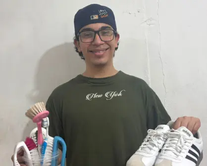 Joven emprende lavado de tenis para apoyar en el pago de sus estudios