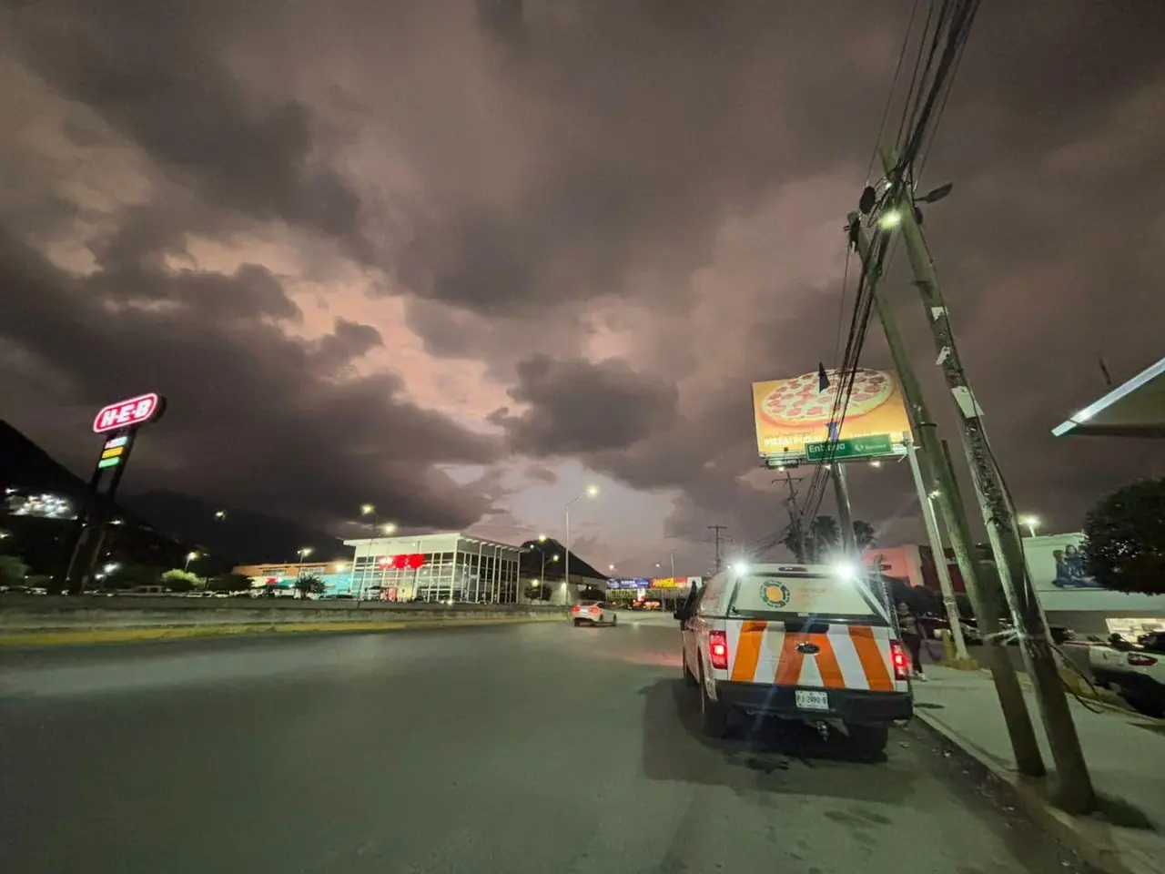 Unidad de Protección Civil de Nuevo León pendiente de una emergencia por la lluvia. Foto: Protección Civil de Nuevo León.