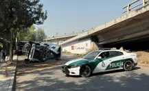 ¡Conductor huye! Vuela tráiler desde puente vehicular en Gustavo A. Madero