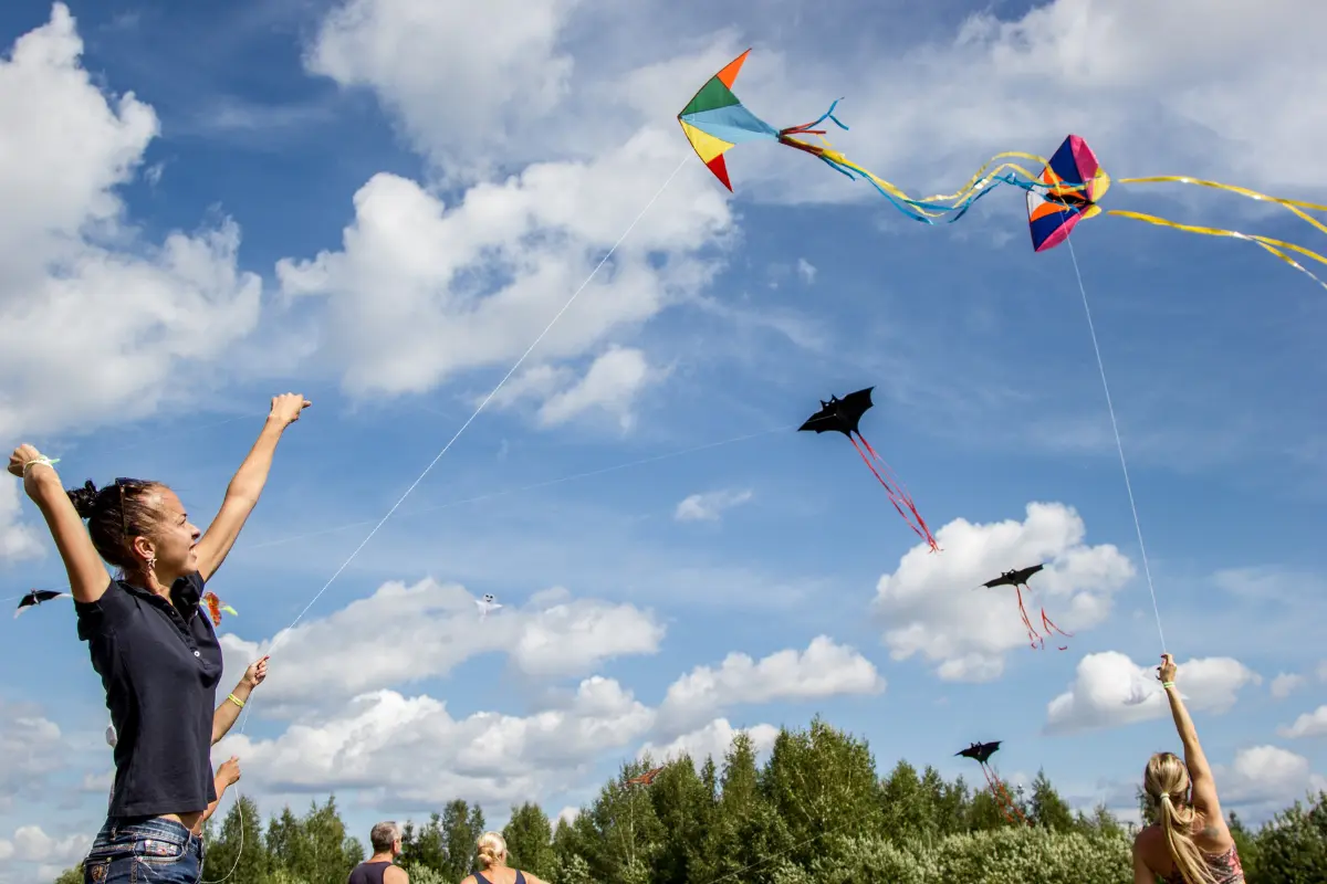 Mujer volando un papalote en la ciudad Foto: Canva