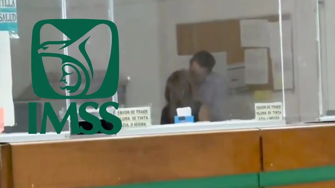 ¿Por qué tarda tanto la fila? Trabajadores del IMSS tienen consulta de besos en la sala de espera. Foto: Captura de pantalla de video