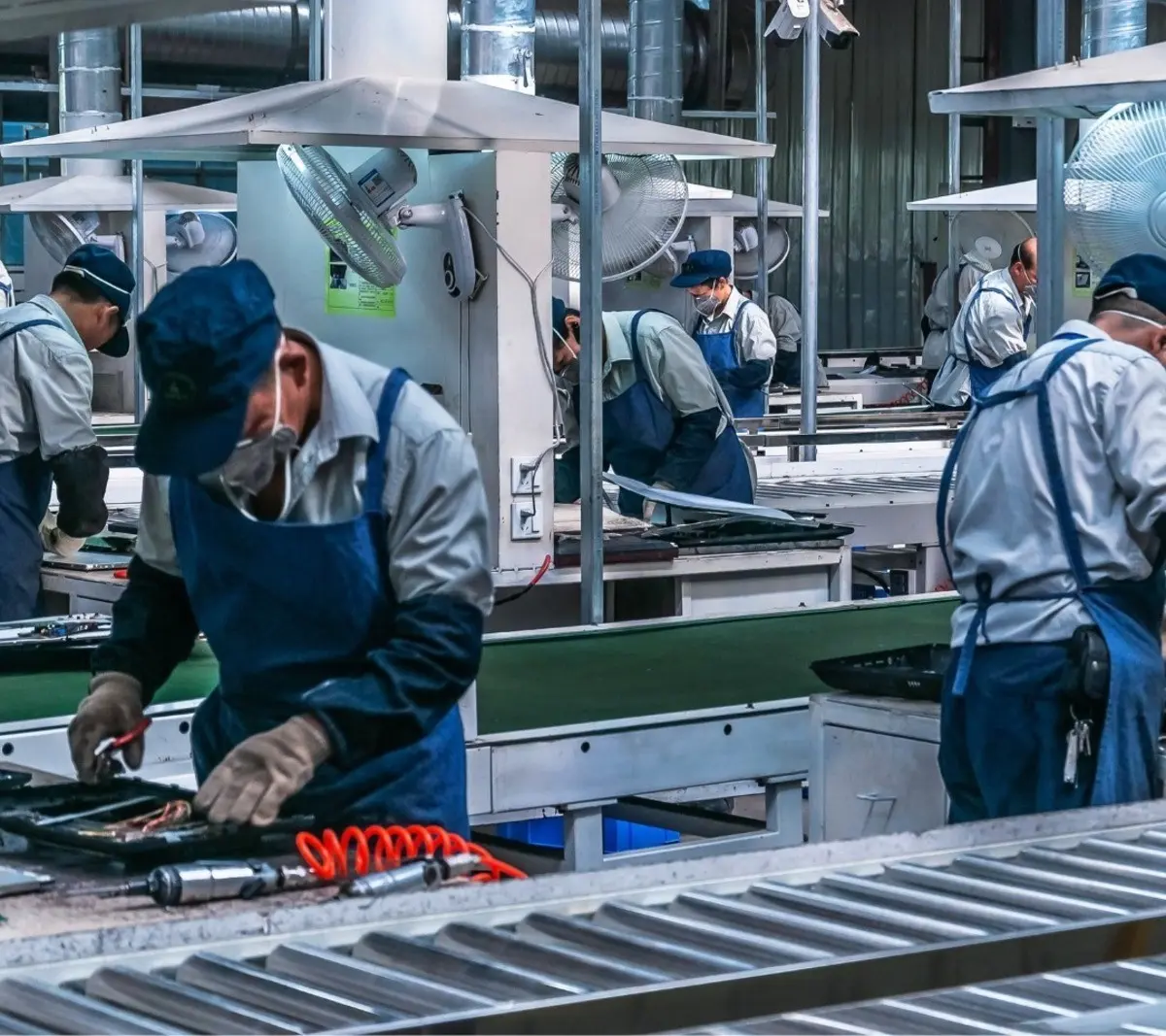 Trabajadores de una fábrica industrial en el municipio de Apodaca. Foto: Canva.