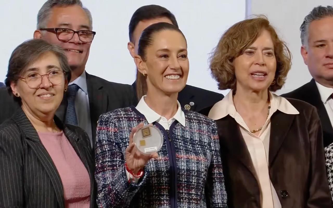 Claudia Sheinbaum sosteniendo un semiconductor fabricado en México. Captura de pantalla: YouTube/Gobierno de México
