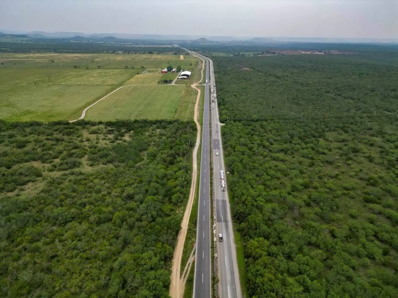 Carriles del Nuevo Periférico para los turistas y comerciantes que transitan por ahí. Foto: Gobierno de Nuevo León.