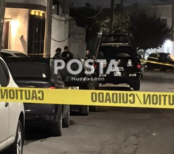 Policías de Apodaca peinando la zona donde ocurrió la balacera contra la familia. Foto: POSTA MX.