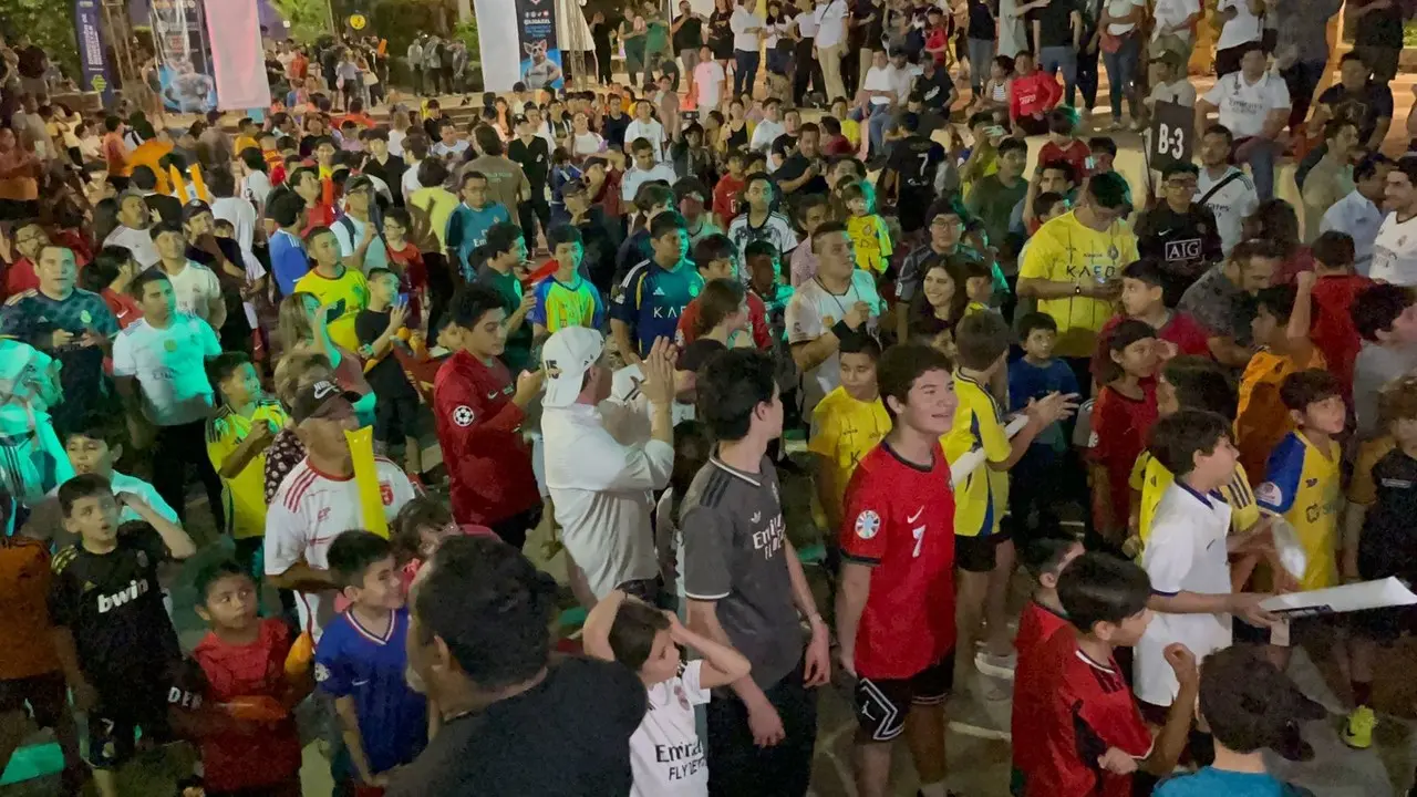 Cientos de yucatecos participaron en el evento “Siuu masivo que se realizó en el Parque de las Américas en honor del futbolista Cristiano Ronaldo.- Fuente Daniel Rodríguez