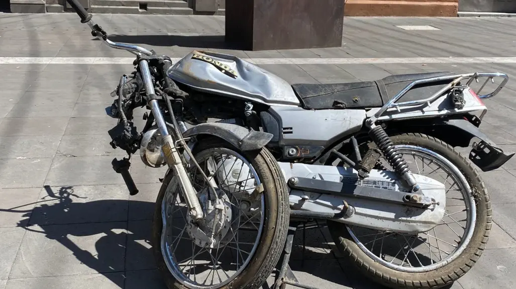 Aparecen “motos chocadas” en plazas de Toluca; te contamos de qué se trata