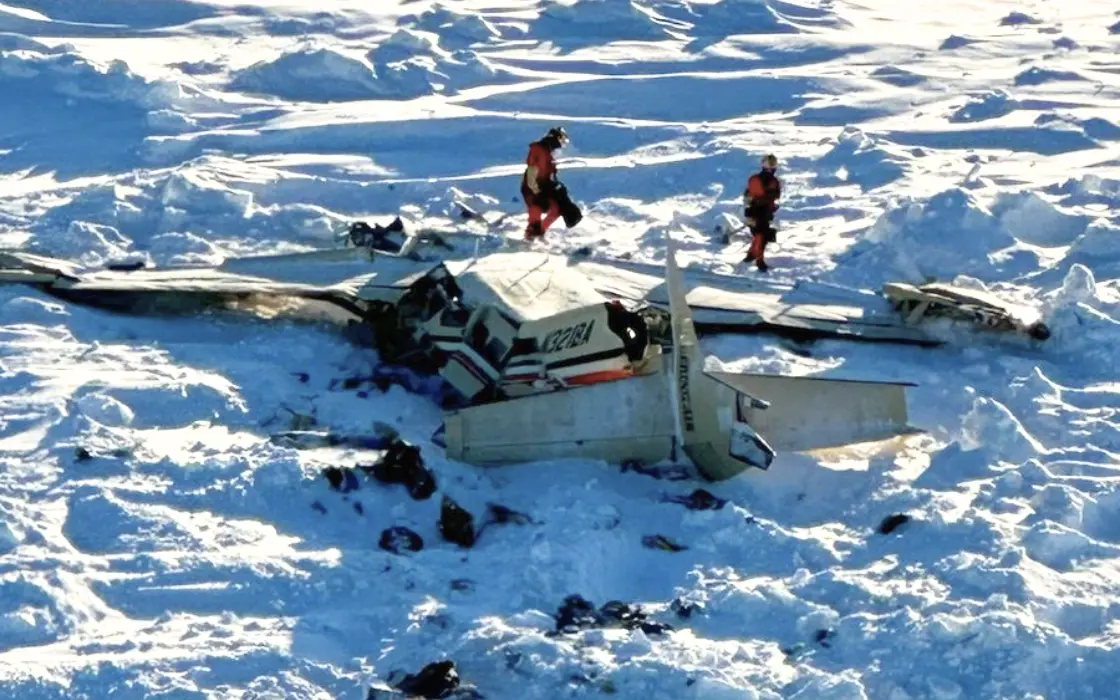 Restos del avión desaparecido en Alaska son encontrados; confirman tres muertos y siete pasajeros siguen en paradero desconocido. Foto: X @Mario_Moray