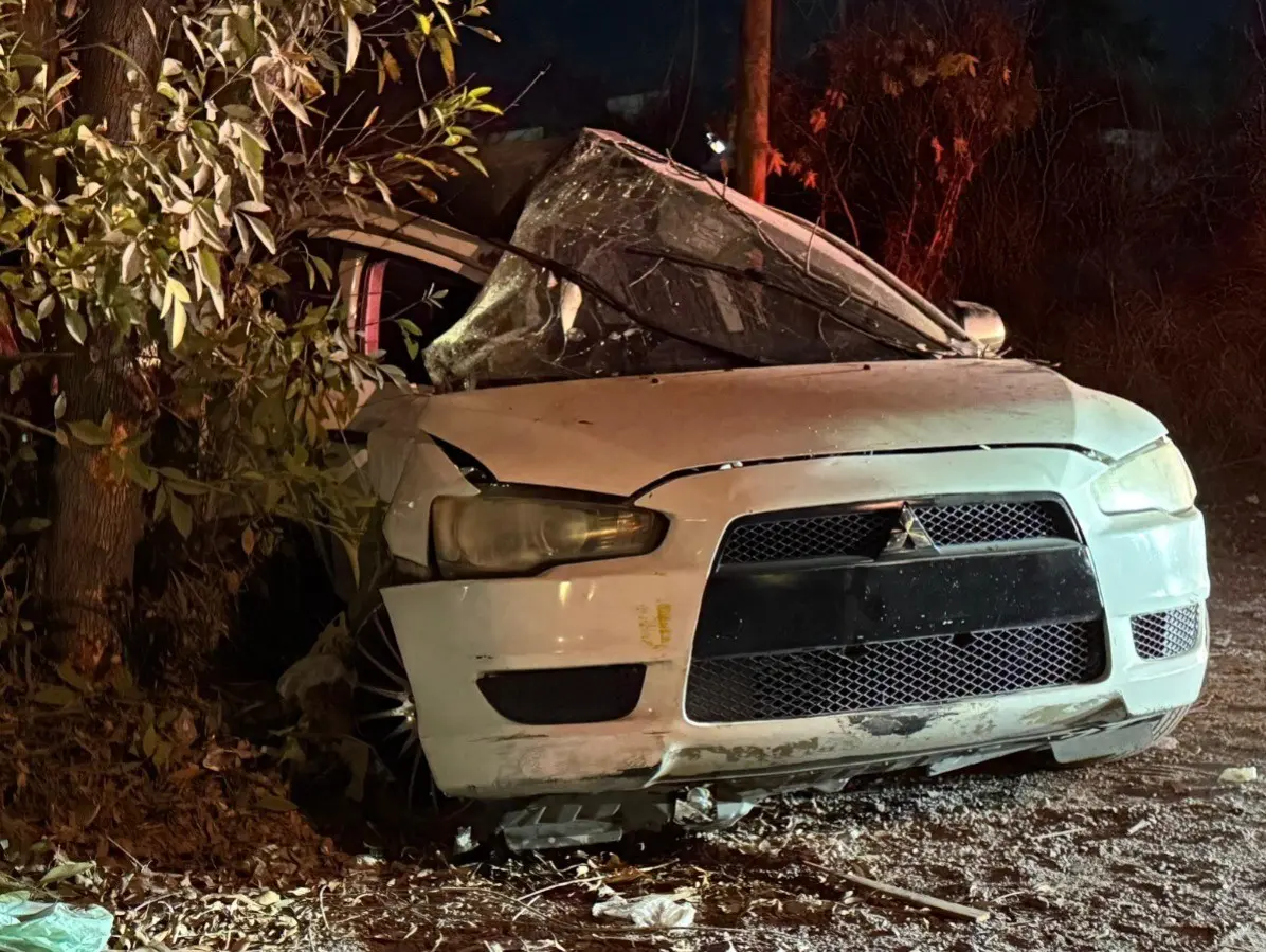 Auto que sufrió el derrape en la carretera a Saltillo. Foto: Protección Civil de Santa Catarina.