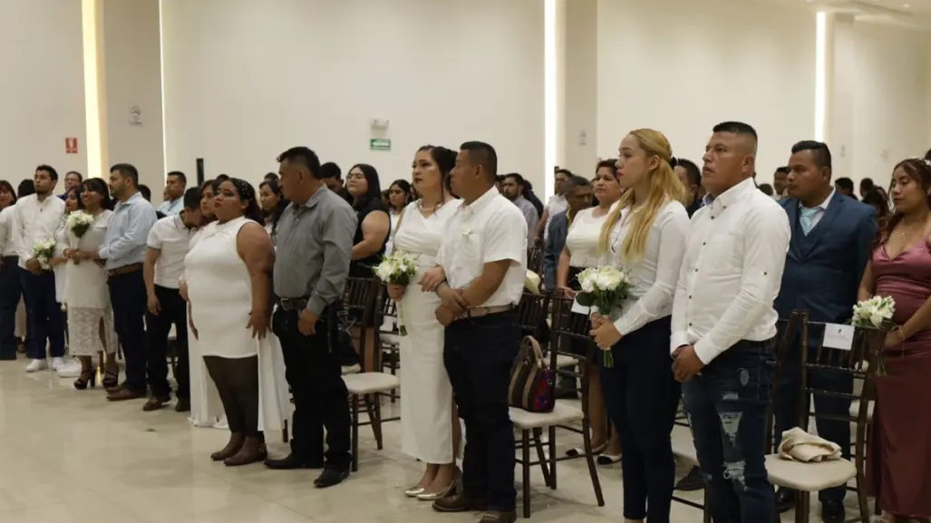 Parejas unen sus vidas en las bodas comunitarias de Salinas Victoria